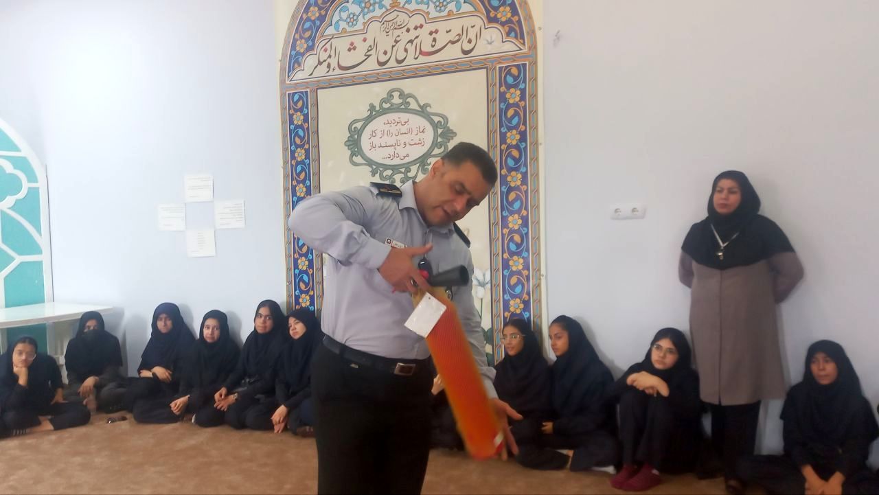 آموزش ایمنی و اطفای حریق برای دانش‌آموزان دبیرستان فرهنگیان