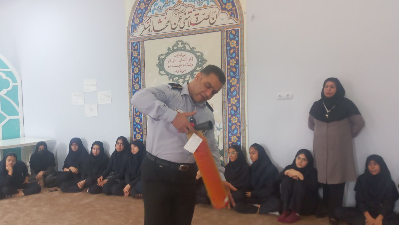 آموزش ایمنی و اطفای حریق برای دانش‌آموزان دبیرستان فرهنگیان