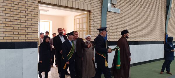 استقبال مسئولان و دانش‌آموزان دبیرستان عشایری نسیبه و امید انقلاب از خادمان حرم حضرت معصومه(س)
