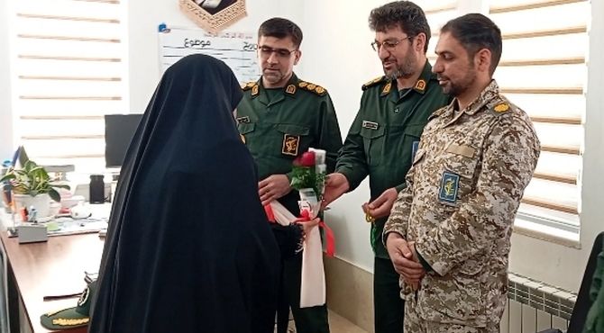 تجلیل از سبزپوشان پاسدار توسط دانش‌آموزان بسیجی 