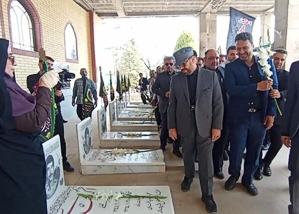 میثاق استاندار و مسئولان استانی با شهدا در سفر به زرقان