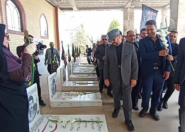 میثاق استاندار و مسئولان استانی با شهدا در سفر به زرقان