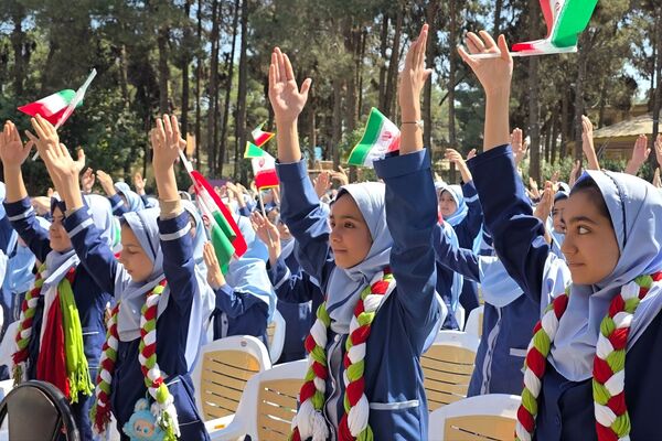 جشن عاطفه‌ها؛ لبریز از مهربانی در دبستان دخترانه قدر بهارستان ۲