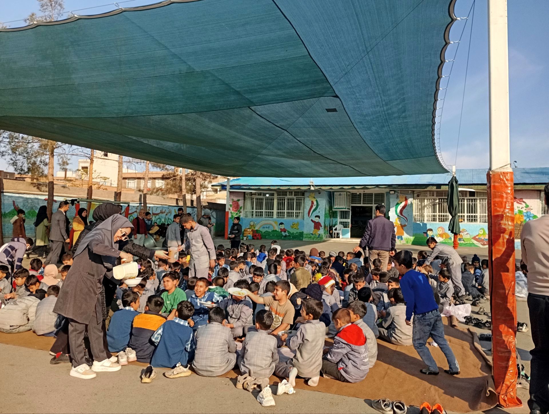 فضایی گرم و پر مهر برای دانش‌آموزان دبستان فضیلت کاشمر در آستانه میلاد دخت پیامبر (ص)