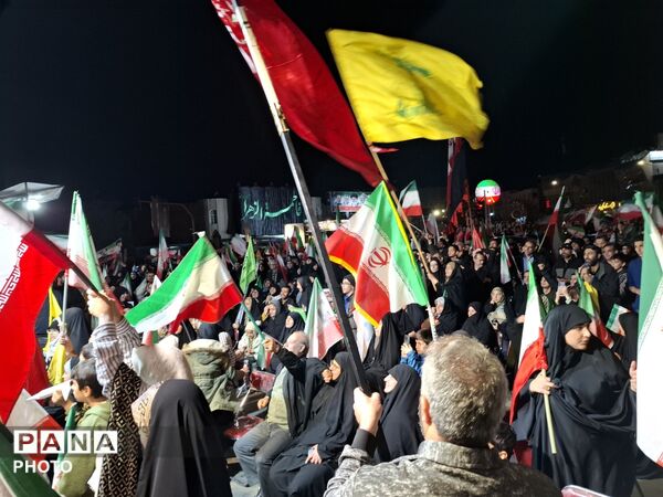 مردم شریف مشهد با شعار " هوا فضای سپاه، بزن به کاخ سیاه"  تاریکی شب‌ را روشن کردند