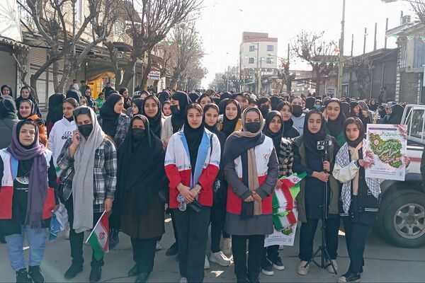 راهپیمایی یوم‌الله ۲۲بهمن با حضور گسترده مردم و نهادها در بانه