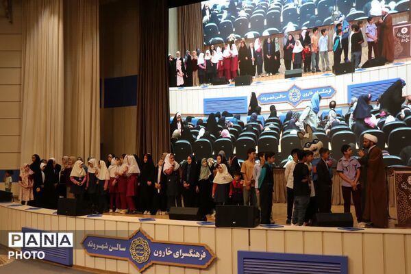 تجلیل از دانش آموزان برتر مسابقات قرآن و عترت و نماز در نجف آباد
