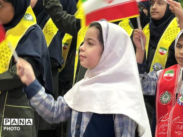 جلوه‌‌ای دیدنی از شور دانش‌‌آموزان در برنامه سالروز تاسیس سازمان دانش آموزی در یزد