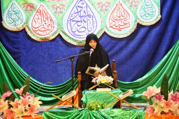 محفل انس با قرآن بانوان به‌مناسبت دهه فجر در امامزاده عباس بن موسی (ع)