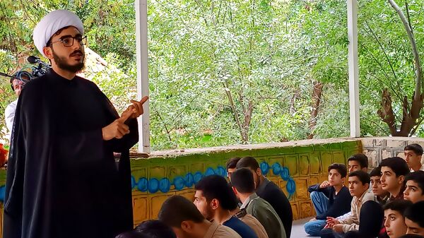 اقامه نماز دانش‌آموزی با حضور ۱۲۰ دانش‌آموز پسر در اردوگاه شهید بهشتی یاسوج