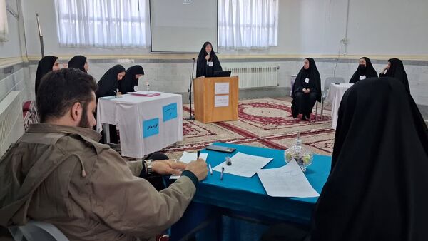 برپایی مناظره دانش‌آموزی در دبیرستان حضرت خدیجه (س) جعفرآباد قم