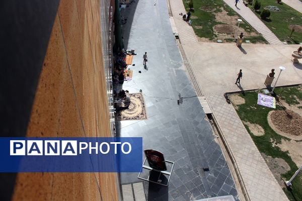 حضور گردشگران روز طبیعت در محوطه باغ‌موزه دفاع مقدس قم