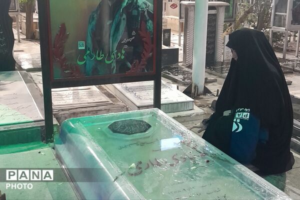 وقتی اشک‌ها با مزارِ شهدا ملاقات می‌کنند
