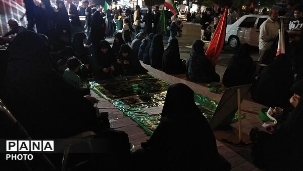 سفره صلوات با عکس رهبر شهید  در صد و بیست و ششمین شب از اجتماعات مردمی 