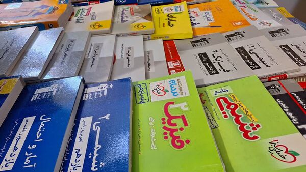 برپایی نمایشگاه کتب کمک‌درسی در دبیرستان دخترانه فاطمیه ناحیه یک کرج