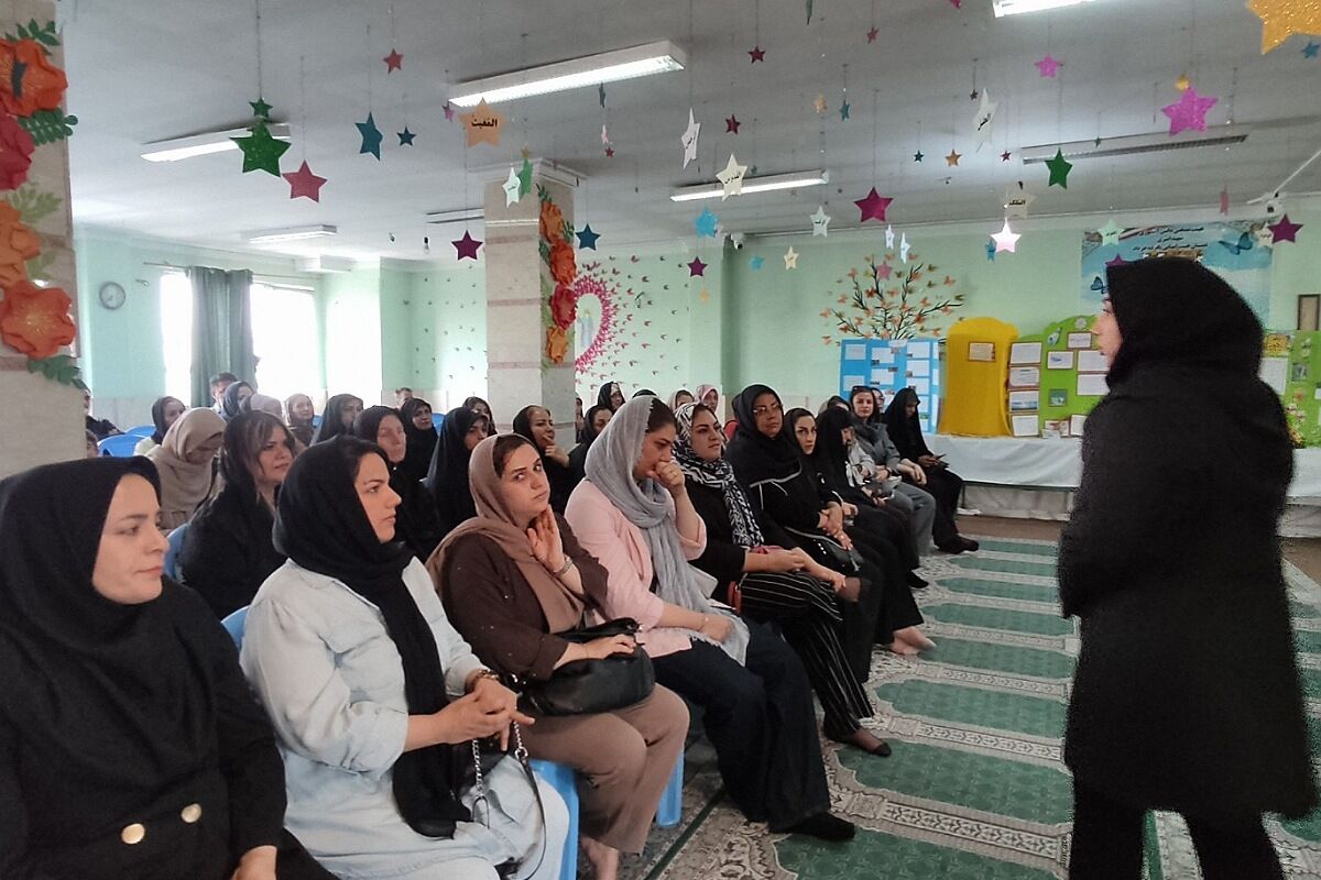 جلسه آموزش خانواده در دبستان پانزده خرداد ناحیه دو شهرری 