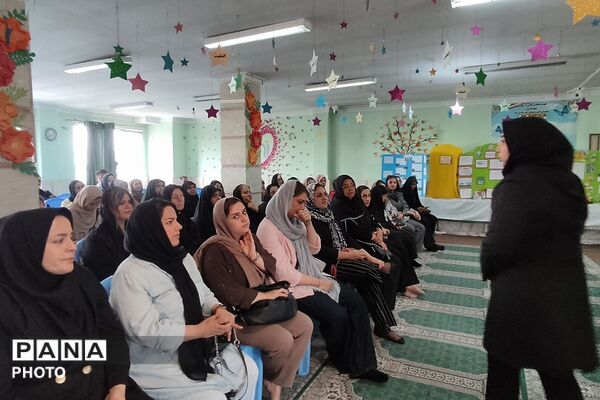 جلسه آموزش خانواده در دبستان پانزده خرداد ناحیه دو شهرری 