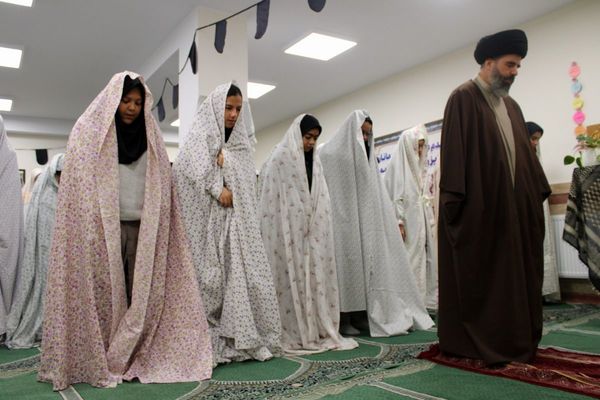 اقامه نماز جماعت در دبیرستان هجرانی پردیس به امامت امام جمعه شهرستان