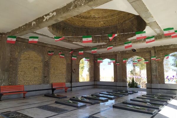 گلباران قبور مطهر شهدا در اولین روز دهه فجر 