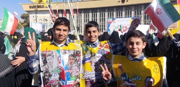 حضور پرشور آینده‌سازان ایران در راهپیمایی روز دانش‌آموز در همدان 