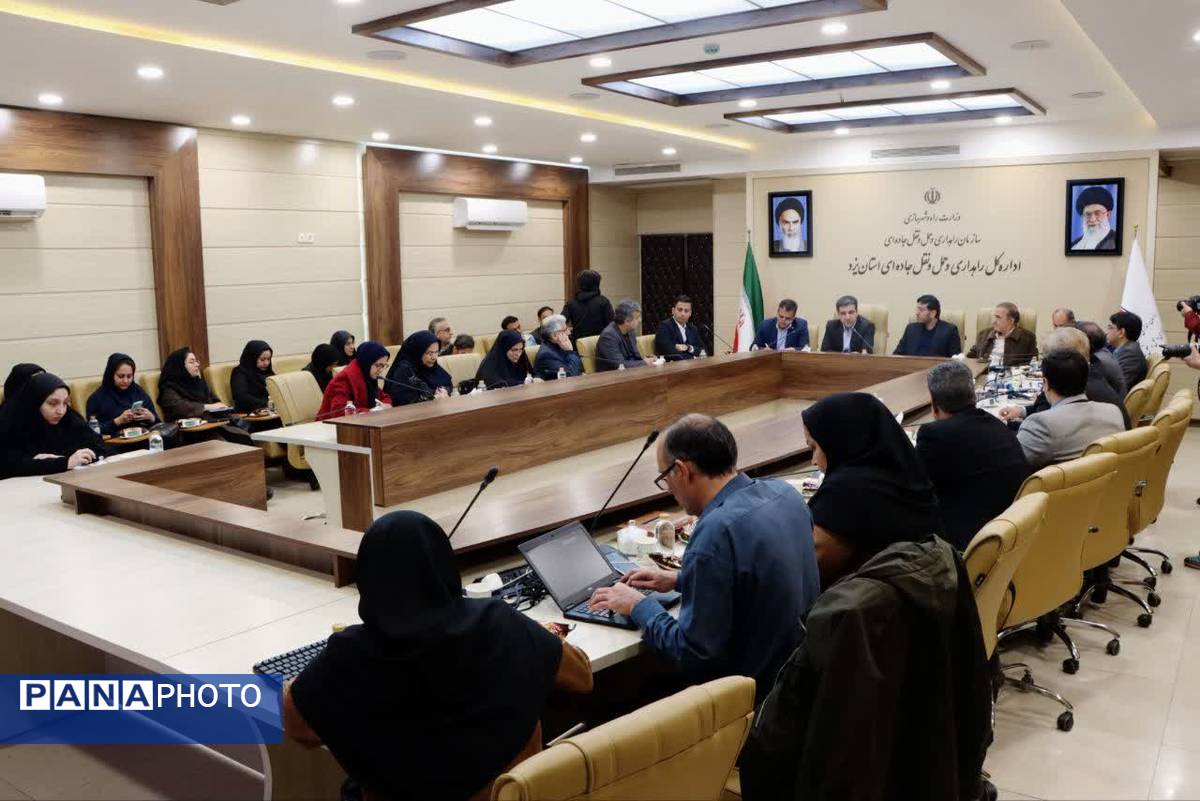 نشست خبری مدیرکل راه و شهرسازی و مدیران دستگاه‌های متولی حمل و نقل یزد