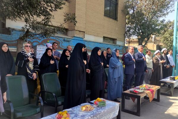 برگزاری مراسم افتتاحیه زمین چمن مصنوعی در دبیرستان شاهد علامه طباطبایی ناحیه دو شهرری 