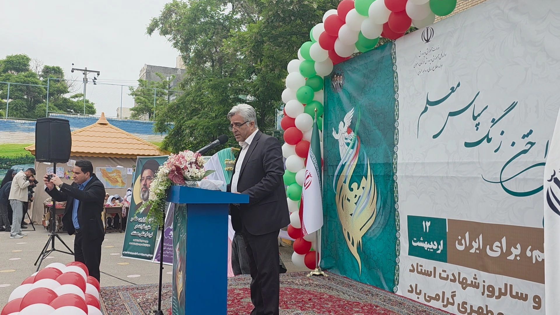 معلم راهنما و منشور رشد و تعالی جامعه است