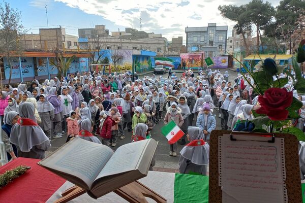 هم صدایی نسل آینده با انقلاب در مدرسه کودک مسلمان قرچک