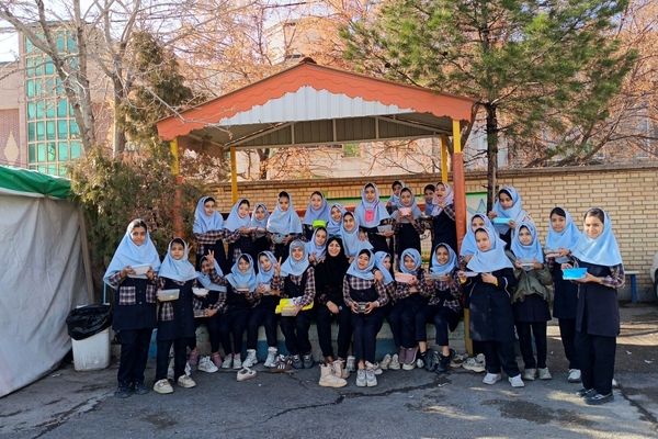 تهیه و توزیع نذری عدسی بین دانش آموزان دبستان فاطمه زهرا(س)