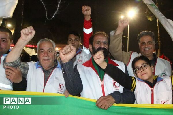 خواندن دسته جمعی سرود ملی ایران در باغ ملی یزد