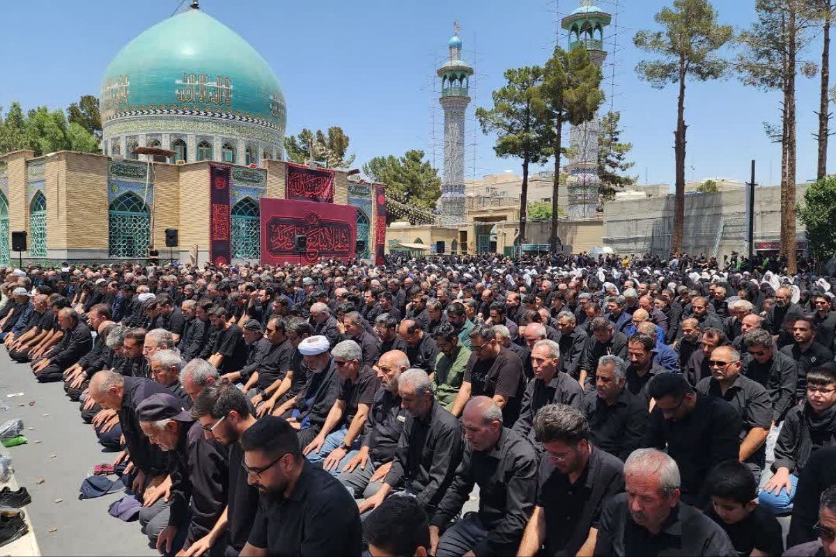 هنگامی که خورشیدِ عصر عاشورا، بر پیکرِ تشنه و بی‌کسی فرود آمد...