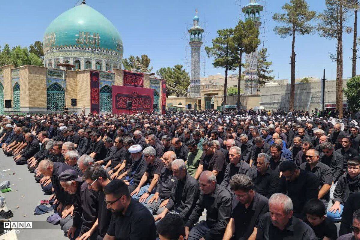 هنگامی که خورشیدِ عصر عاشورا، بر پیکرِ تشنه و بی‌کسی فرود آمد...
