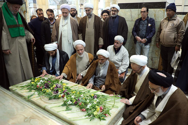 گلباران مزار آیت الله مصباح یزدی در حرم حضرت معصومه(س)