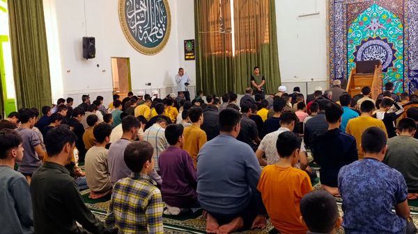  اقامه نماز جماعت و بازدید صمیمی از اعتکاف پسران در خلیل آباد