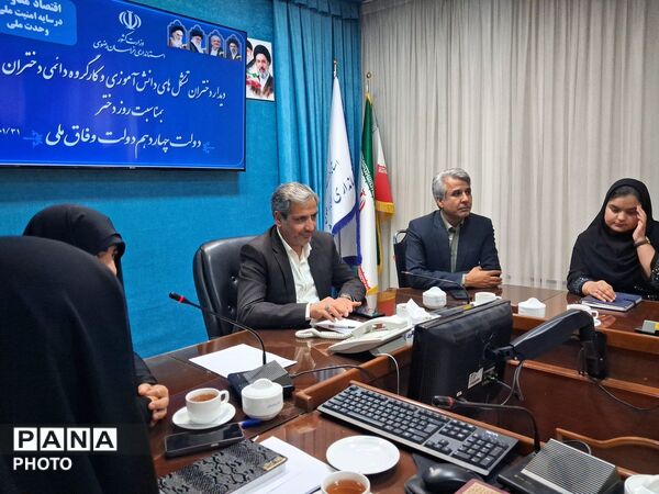 دیدار دختران تشکل های دانش آموزی و کار گروه دائمی دختران با فرماندار کاشمر 