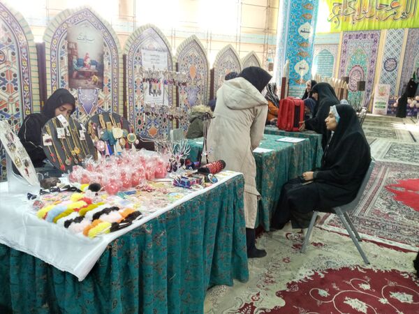 دکلمه‌خوانی دانش‌آموزان در مقابل مادران شهرستان قدس به‌مناسبت روز مادر