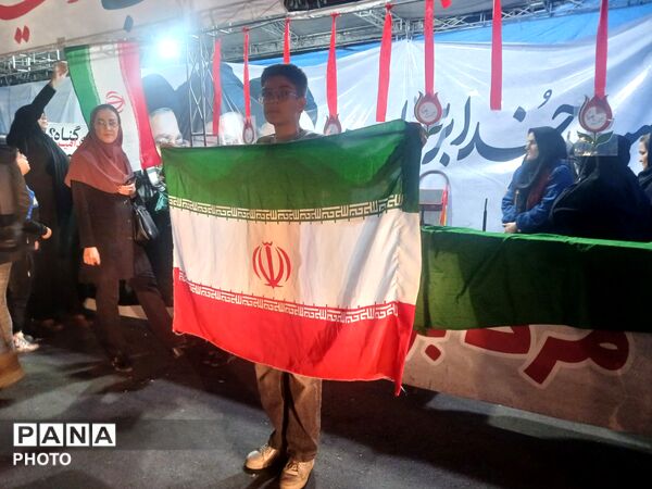 اجتماع باشکوهی فرهنگیان استان البرز در چهلم شهادت رهبر و دانش‌آموزان میناب
