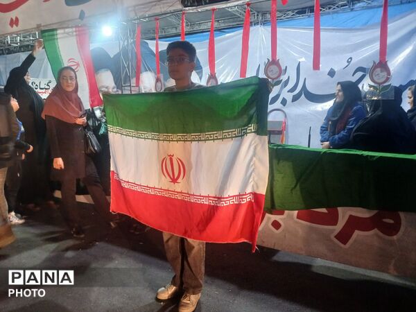 اجتماع باشکوهی فرهنگیان استان البرز در چهلم شهادت رهبر و دانش‌آموزان میناب