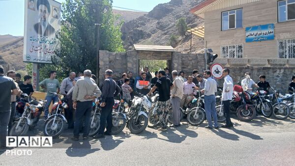 تجهیز و ایمن‌سازی راکبان موتورسیکلت در روستای کندر با حضور مسئولان راهور و آموزش و پرورش 