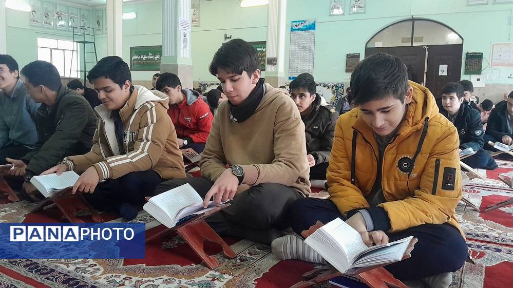 مراسم افطاری در دبیرستان دهخدا ناحیه یک کرج 