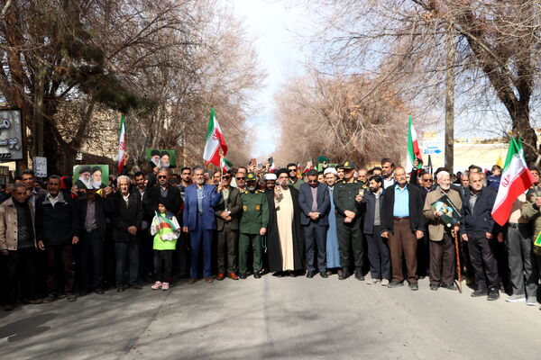 شکوه همبستگی مردم آباده در راهپیمایی ۲۲ بهمن