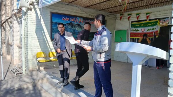 آیین تجلیل و قدردانی از برترین‌های مسابقات فوتسال درون مدرسه‌ای در دبیرستان امام رضا (ع) 