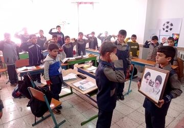 احترام نظامی دانش‌آموزان ملایر در پاسخ توهین به تصویر رهبر معظم انقلاب