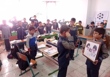 احترام نظامی دانش‌آموزان ملایر در پاسخ توهین به تصویر رهبر معظم انقلاب