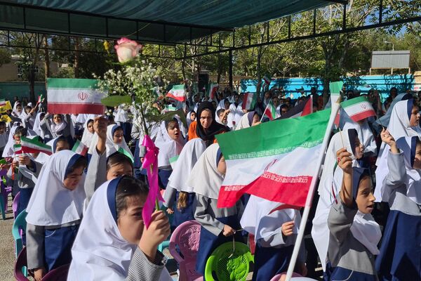 آیین نواختن زنگ ایثار و مقاومت در مدارس آباده