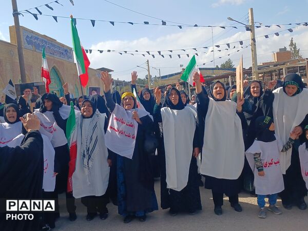 همایش بانوان کفن‌پوش لردگانی؛ جلوه‌ای از وفاداری و بیعت با امام امت