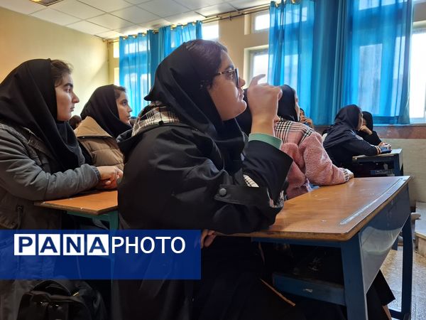 نشست دانش‌آموزی در راستای کیفیت‌بخشی به آموزش در دبیرستان دخترانه نبوت صفادشت