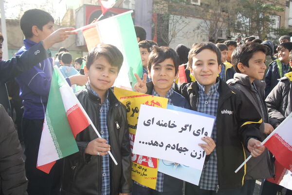 جلوه‌هایی از حضور حماسی دانش‌آموزان قم در راهپیمایی یوم الله ۱۳ آبان