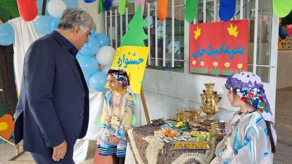 آیین نواختن زنگ هوای پاک در دبستان شریعه افشار‌نژاد ناحیه ۶