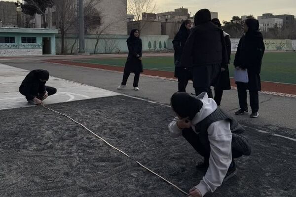 المپیاد ورزشی درون مدرسه‌ای به مناسبت گرامیداشت دهه فجر در آموزشگاه آرمینه مصلی نژاد شهرری